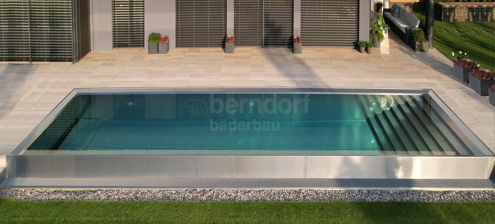 Outdoor privat pool with infinity overflow 11