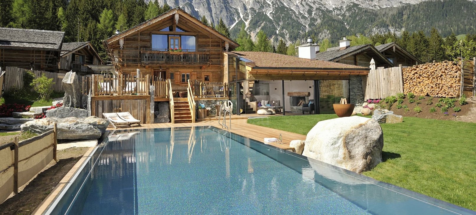 Privátní bazén s přelivem a infinity sníženým žlábkem Bergdorf 15
