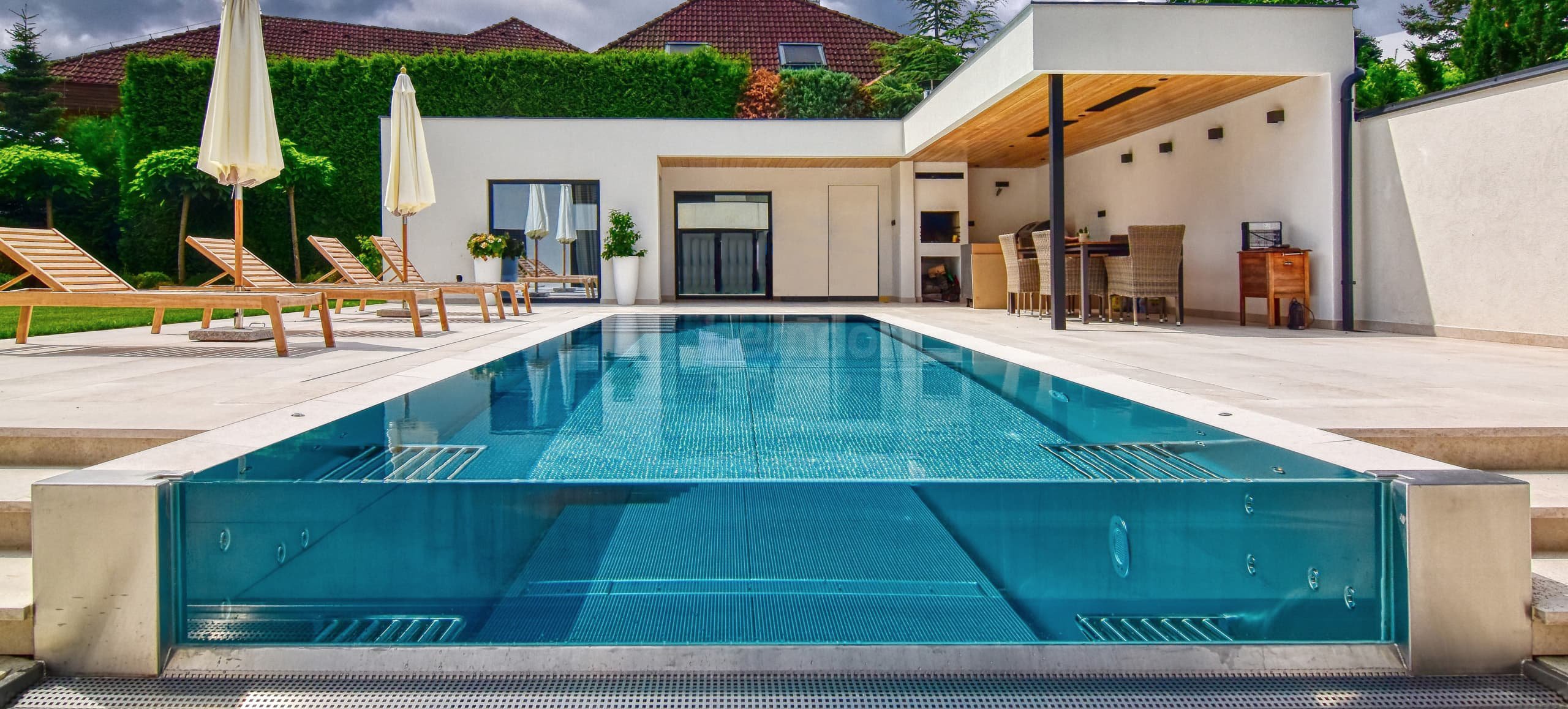 Outdoor privat pool with infinity overflow 9
