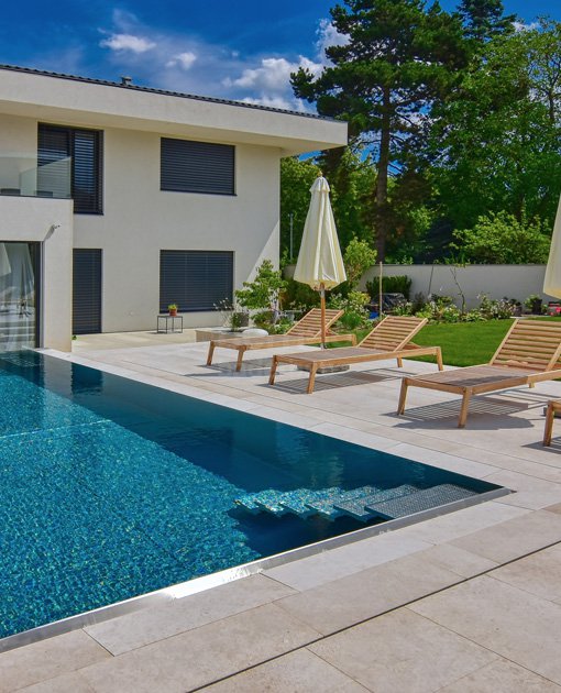 Outdoor privat pool with infinity overflow 9