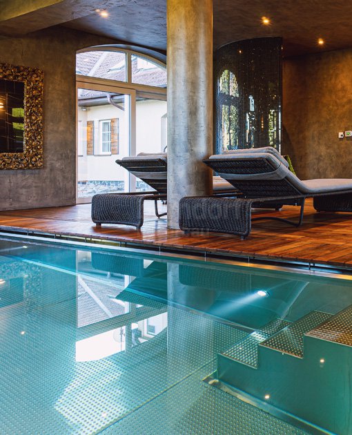 Indoor privat pool with hidden overflow channel 12