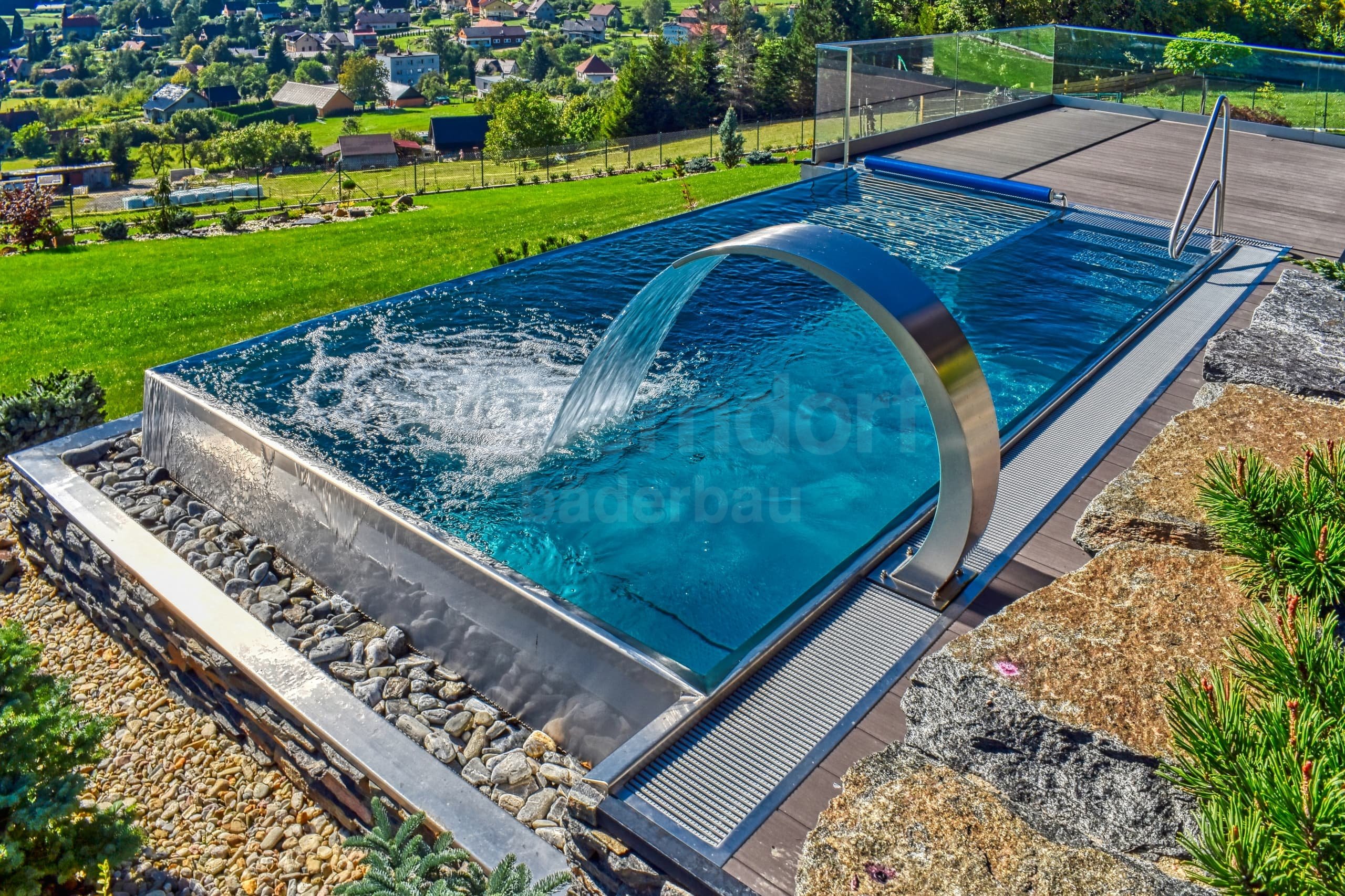 3_HUKVALDY_Privátní bazén s infinity sníºeným p²elivem.jpg