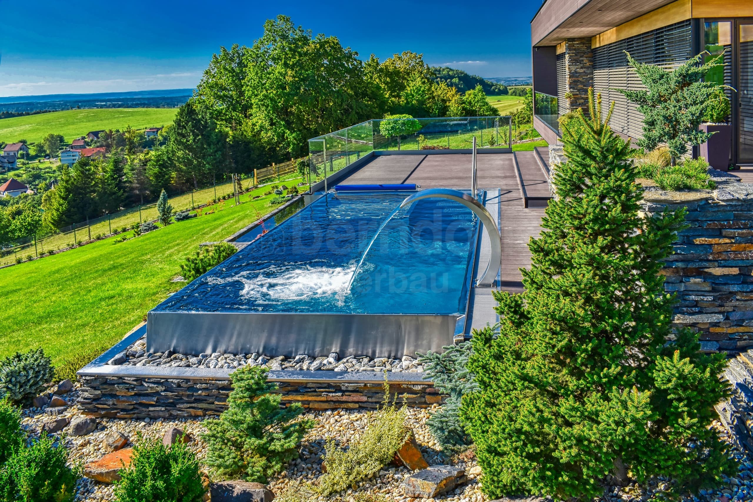 3b_HUKVALDY_Privátní bazén s infinity sníºeným p²elivem.jpg
