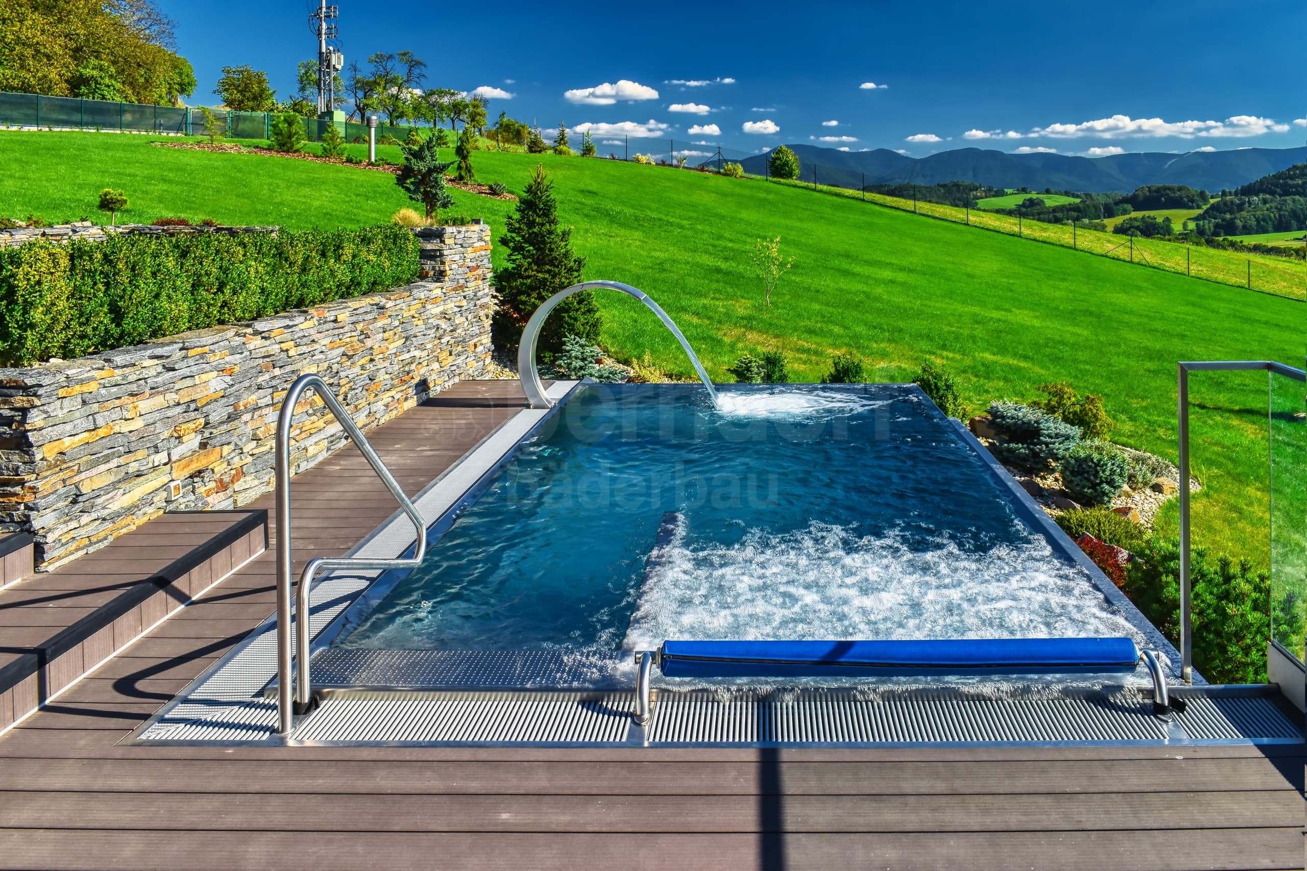 3c_HUKVALDY_Privátní bazén s infinity sníºeným p²elivem.jpg