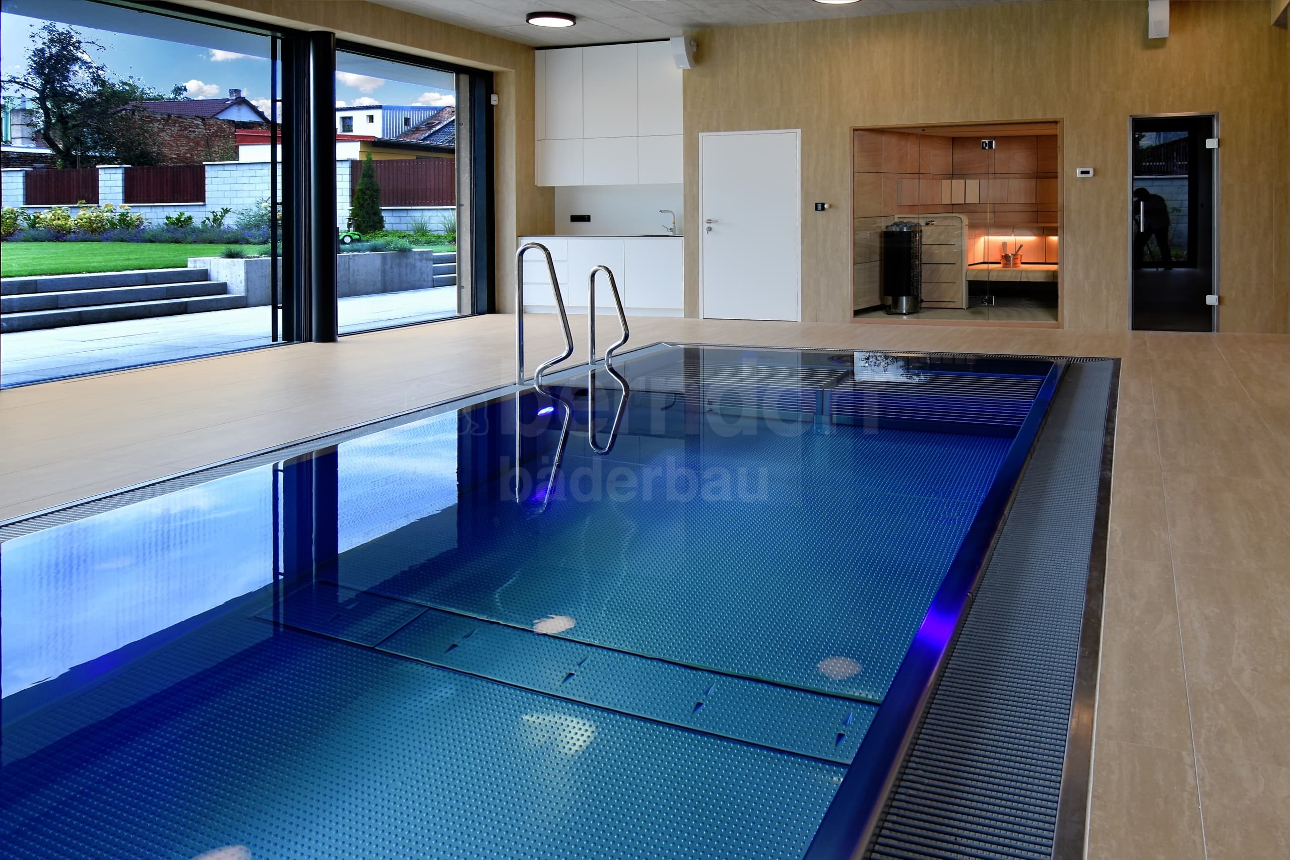 1a_PARDUBICKY_Privátní bazén vnit²ní s p²elivem.jpg