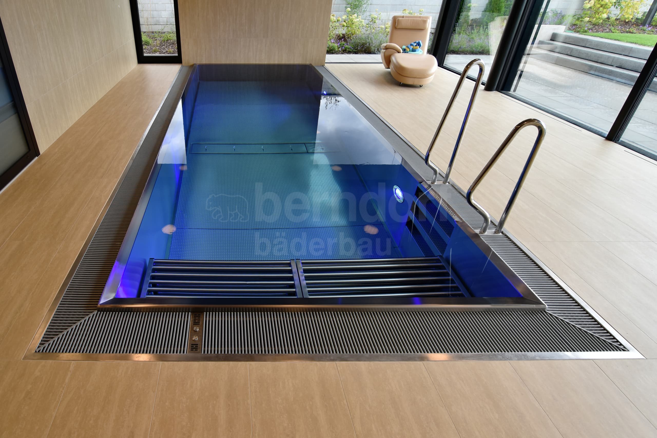 1_PARDUBI¼KY_privátní bazén vnit²ní s p²elivem.jpg