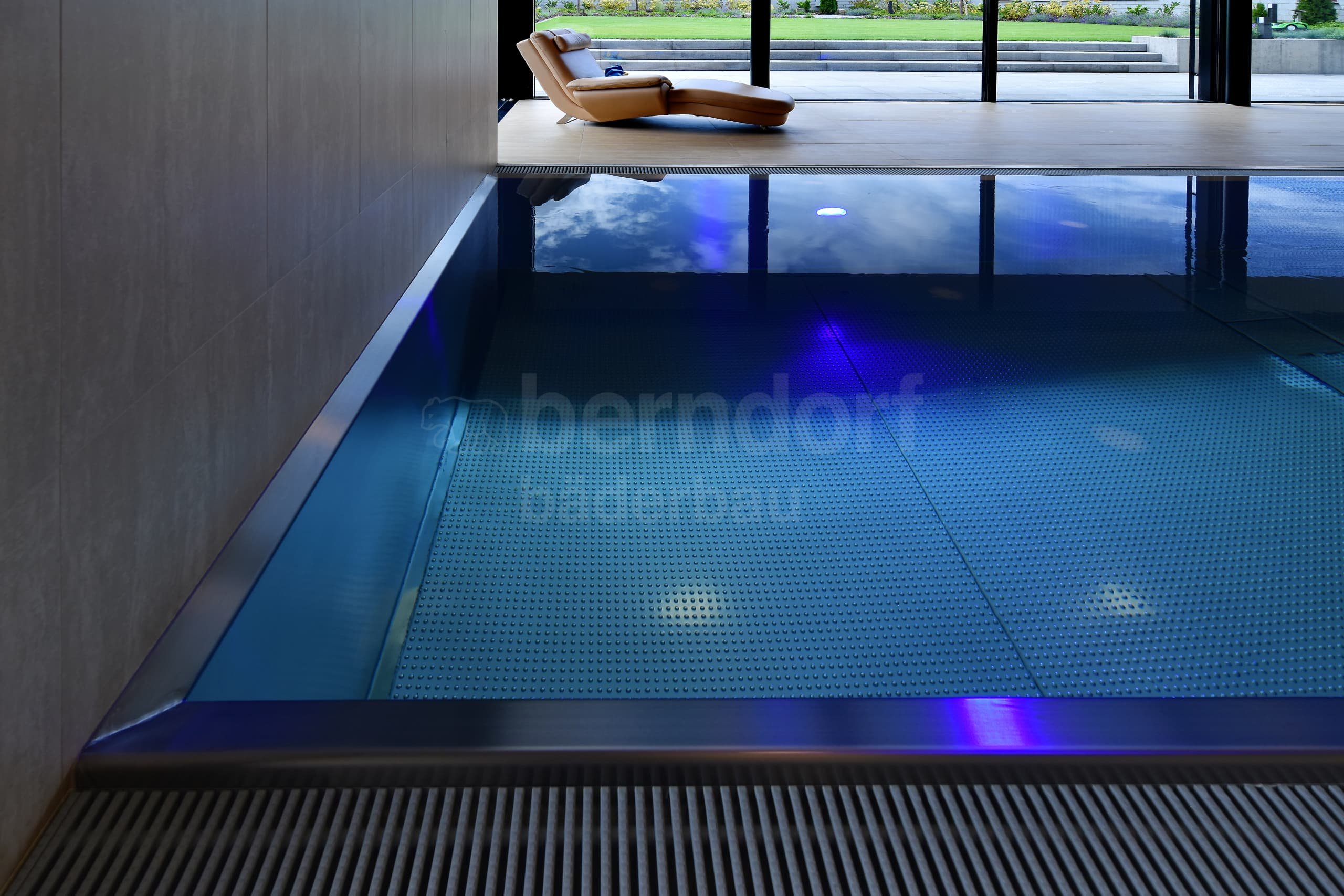 1d_PARDUBICKY_Privátní bazén vnit²ní s p²elivem.jpg