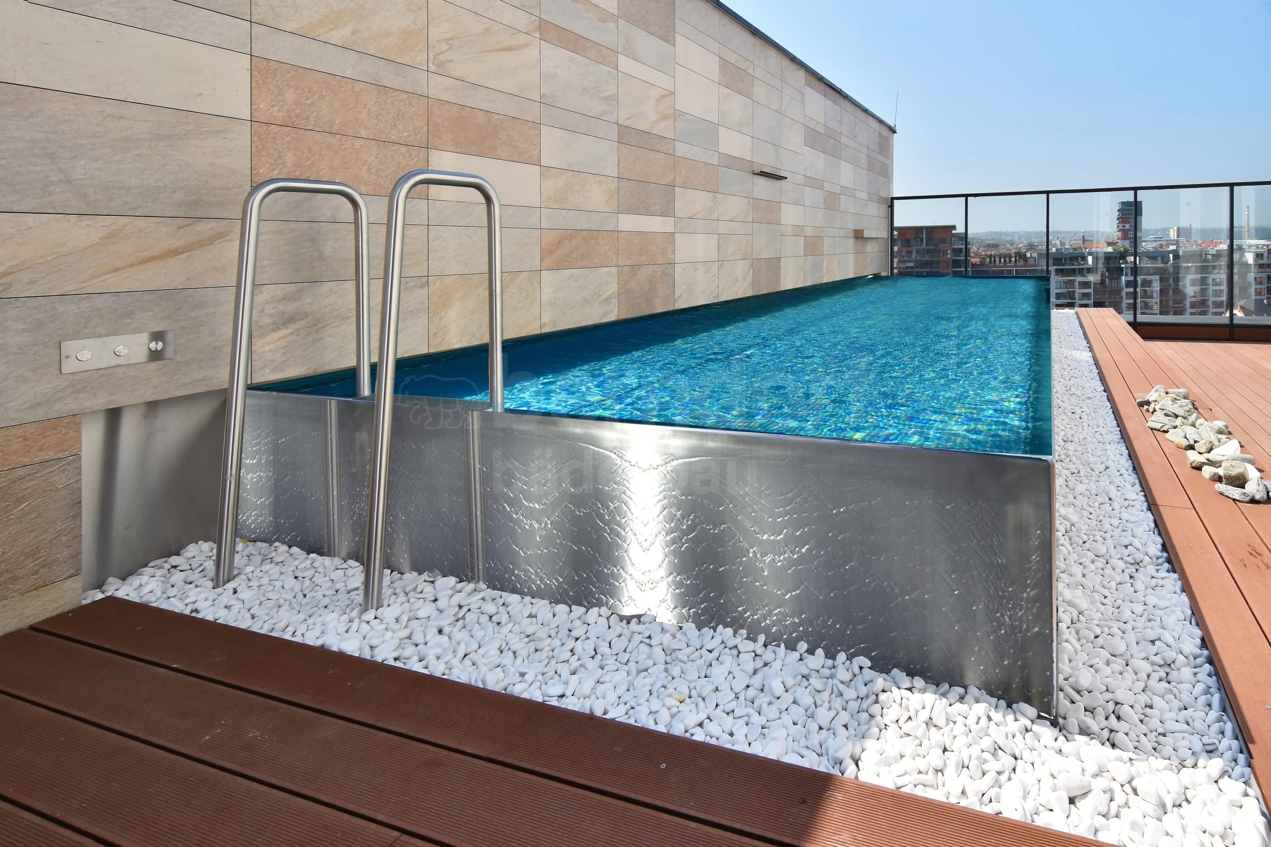 5_PRAHA_Privátní bazén venkovní st²eþní s infinity p²elivem.jpg