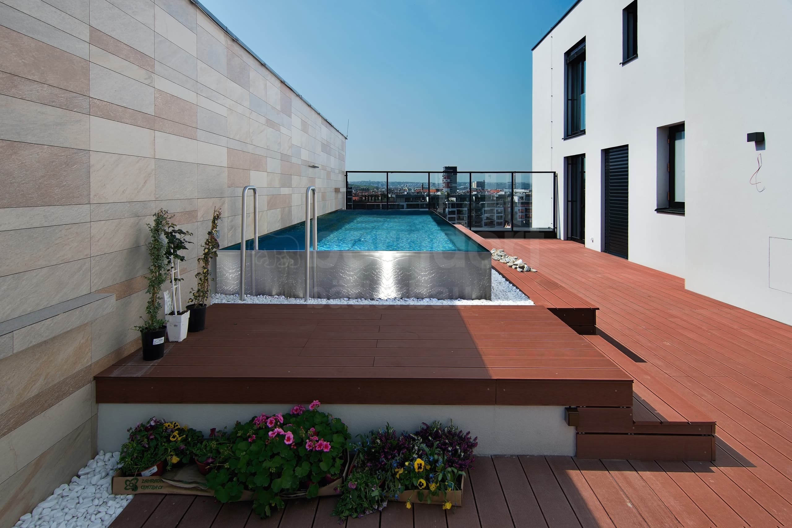 5c_PRAHA_Privátní bazén venkovní st²eþní s infinity p²elivem.jpg