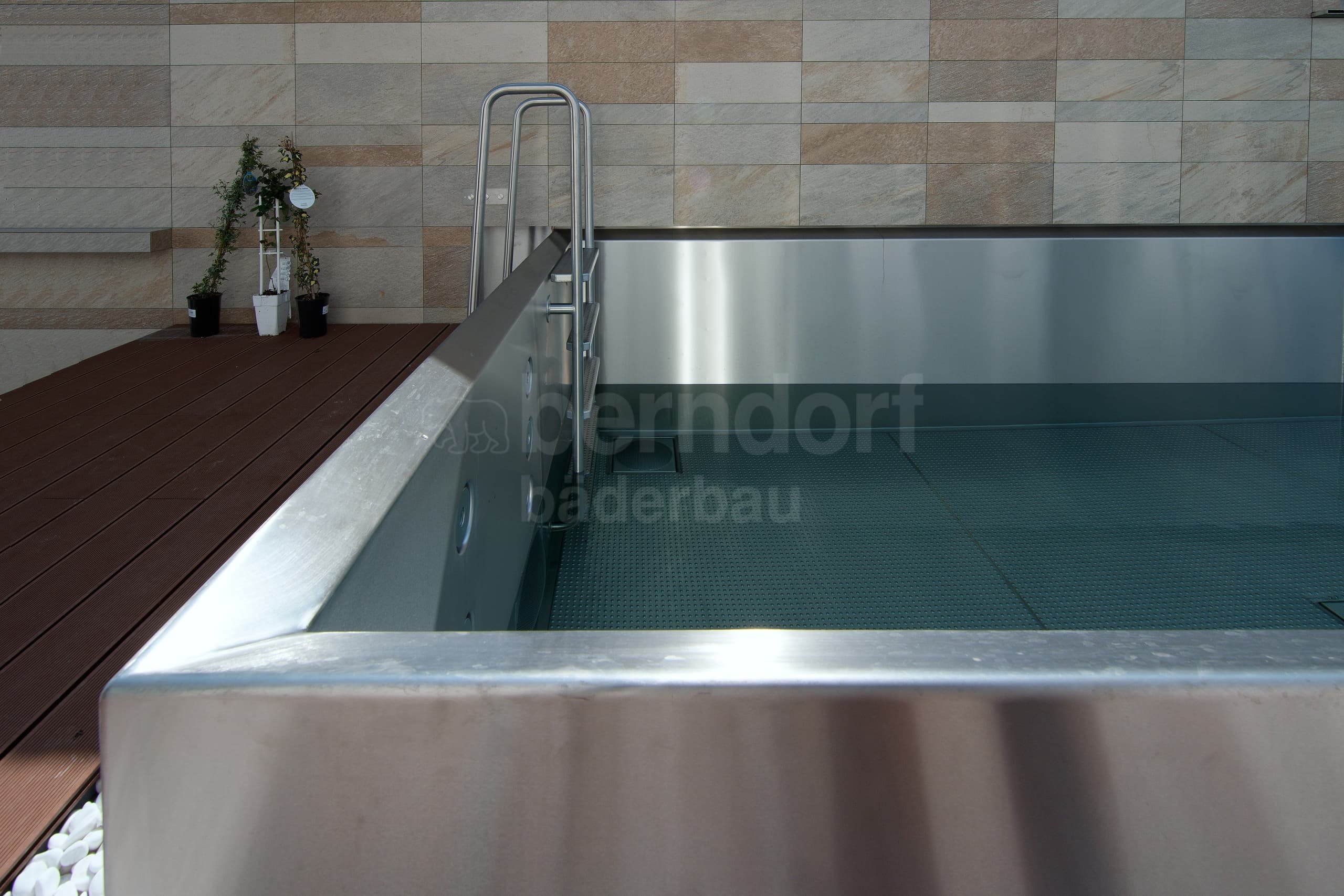 5d_PRAHA_Privátní bazén venkovní st²eþní s infinity p²elivem.jpg