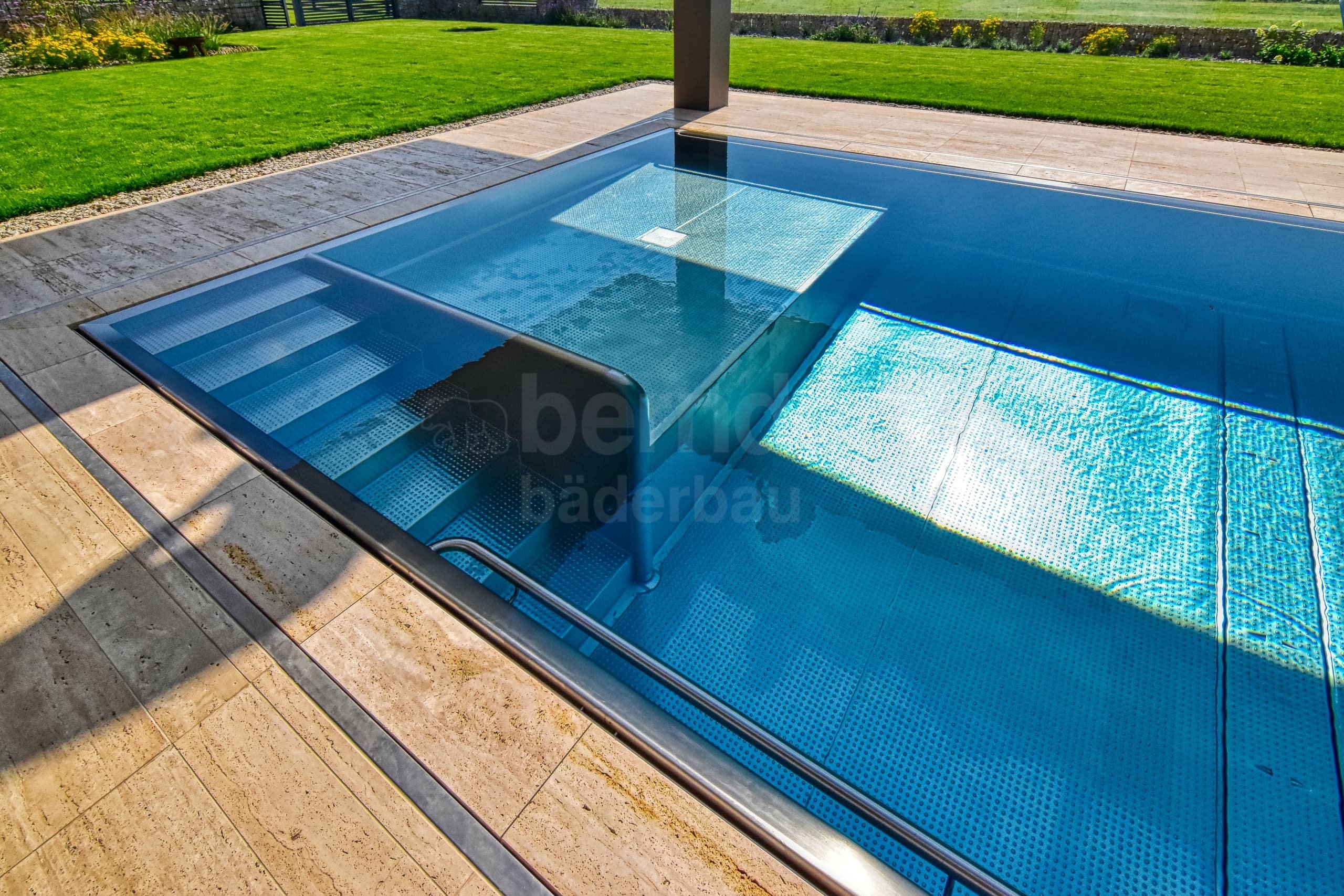 7d_JEZBINY_Privátní bazén venkovní schovaný ºlábek.jpg