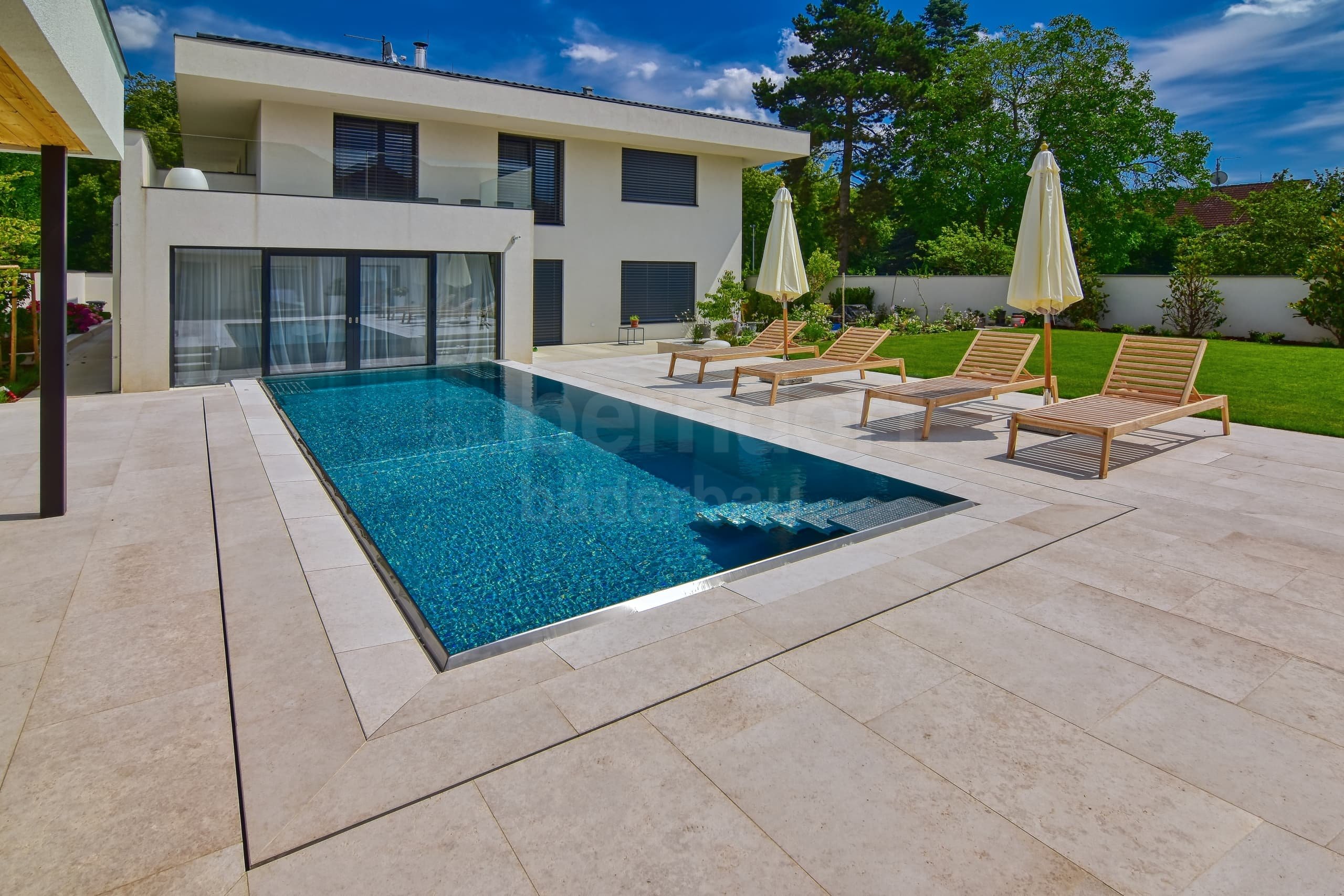 9a_KUNRATICE_Privátní bazén venkovní s infinity p²elivem.jpg