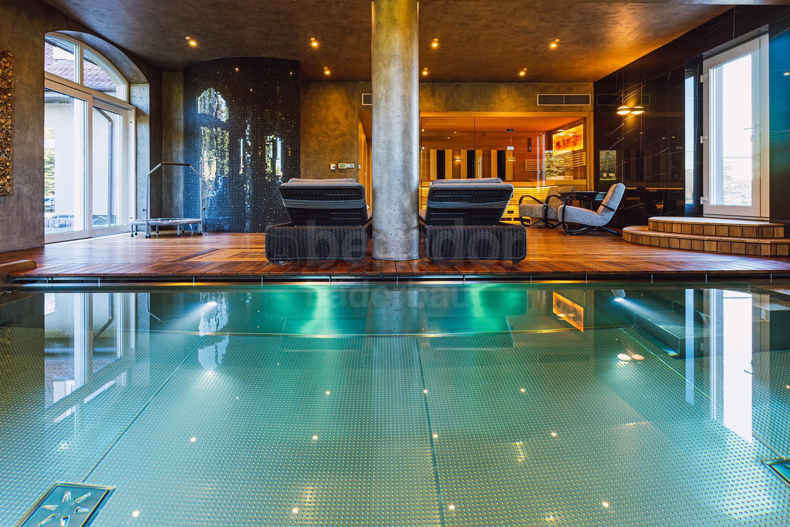 12c_¼ELADNÁ_Privátní bazén vnit²ní p²ekrytý ºlábek.jpg