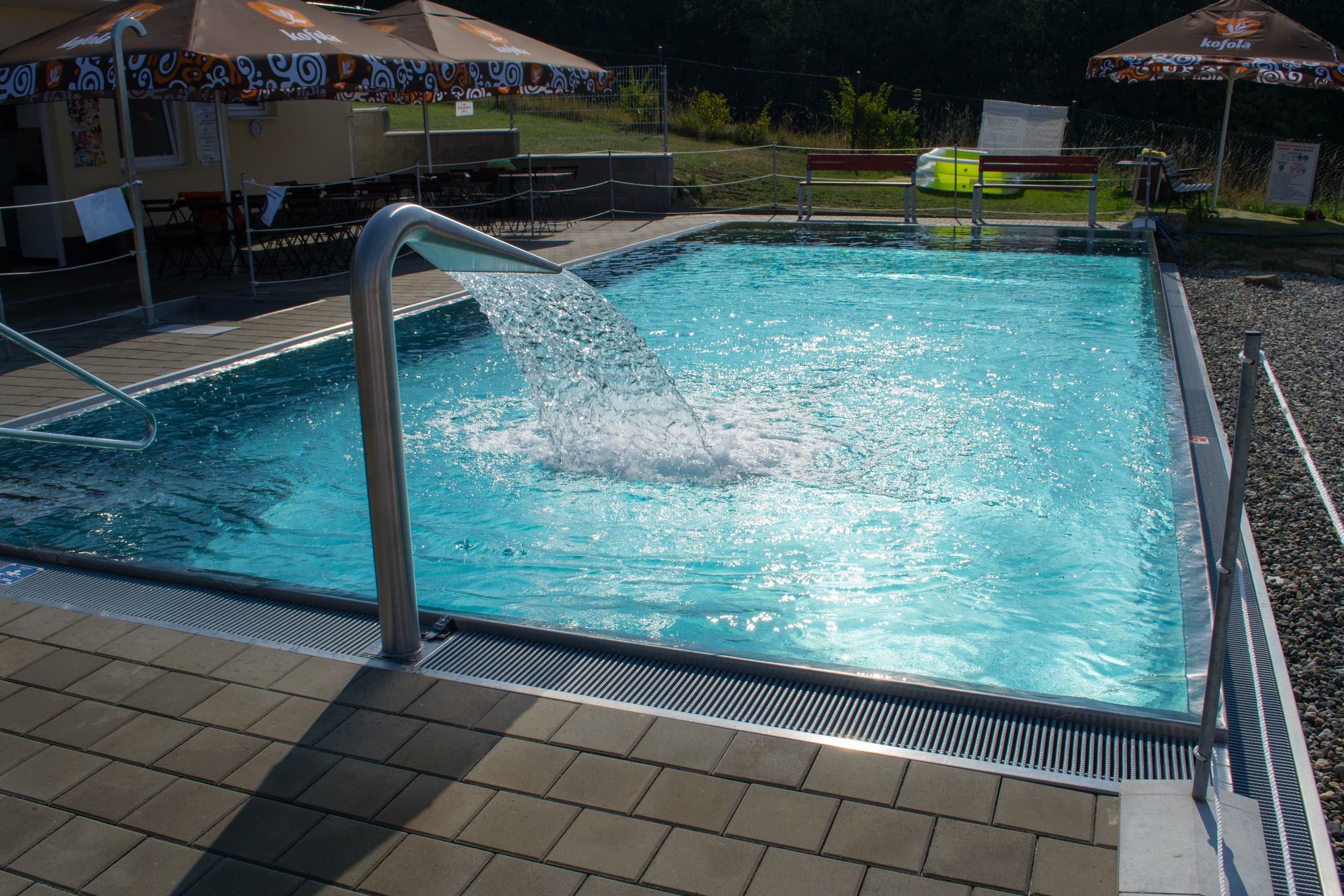 7e_Hotelový bazén venkovní s infinity přelivem a chrličem.jpg