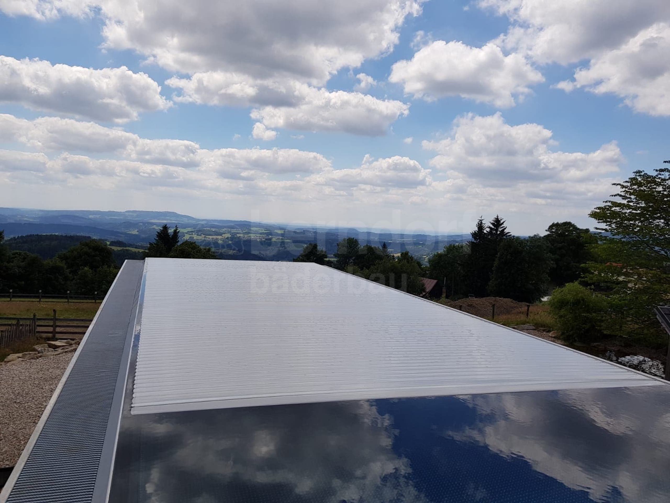 3c-Hotelový výplavový bazén s hladinovou roletou.jpg