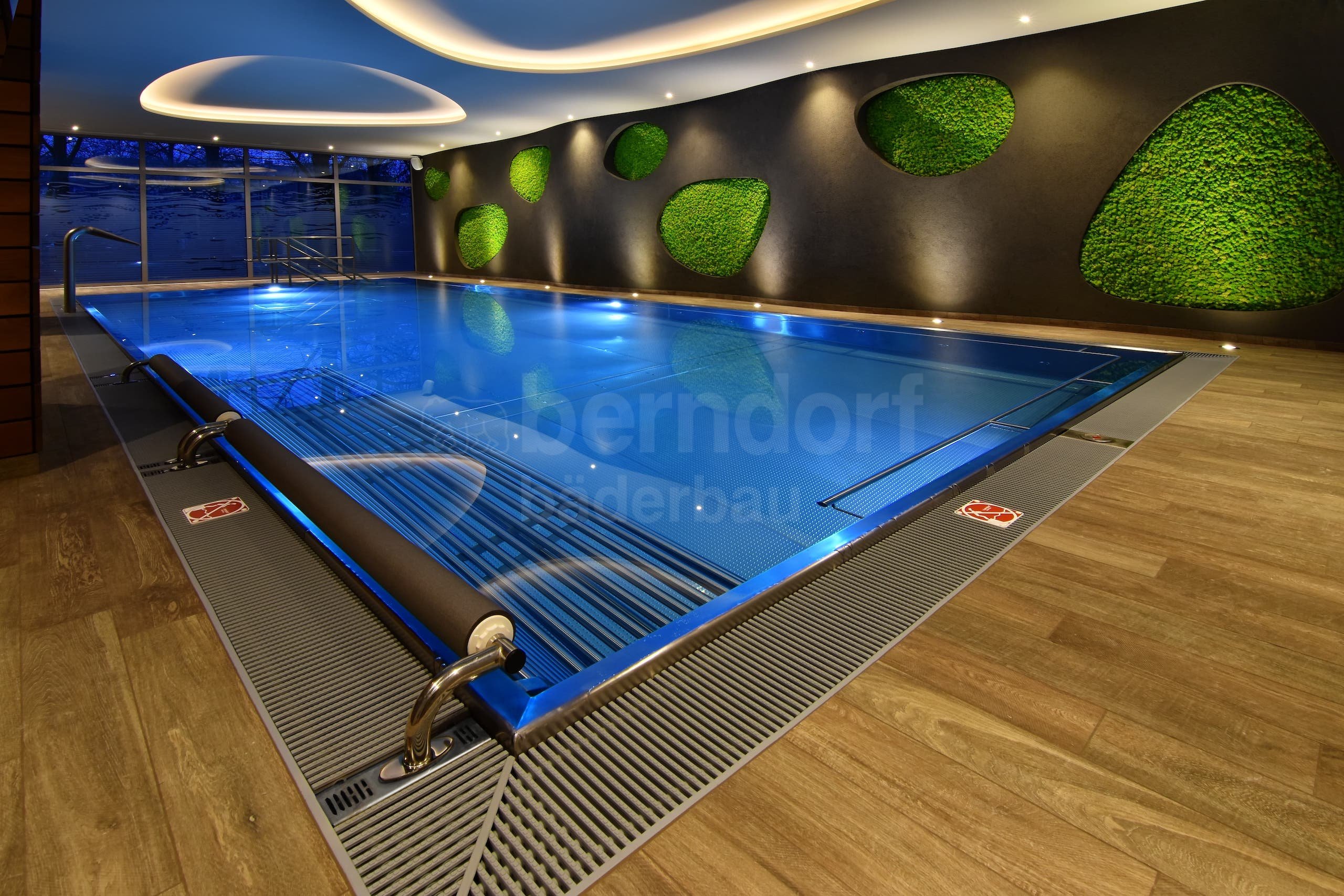 11a_Hotelový relaxační bazén vnitřní s chrličem.jpg