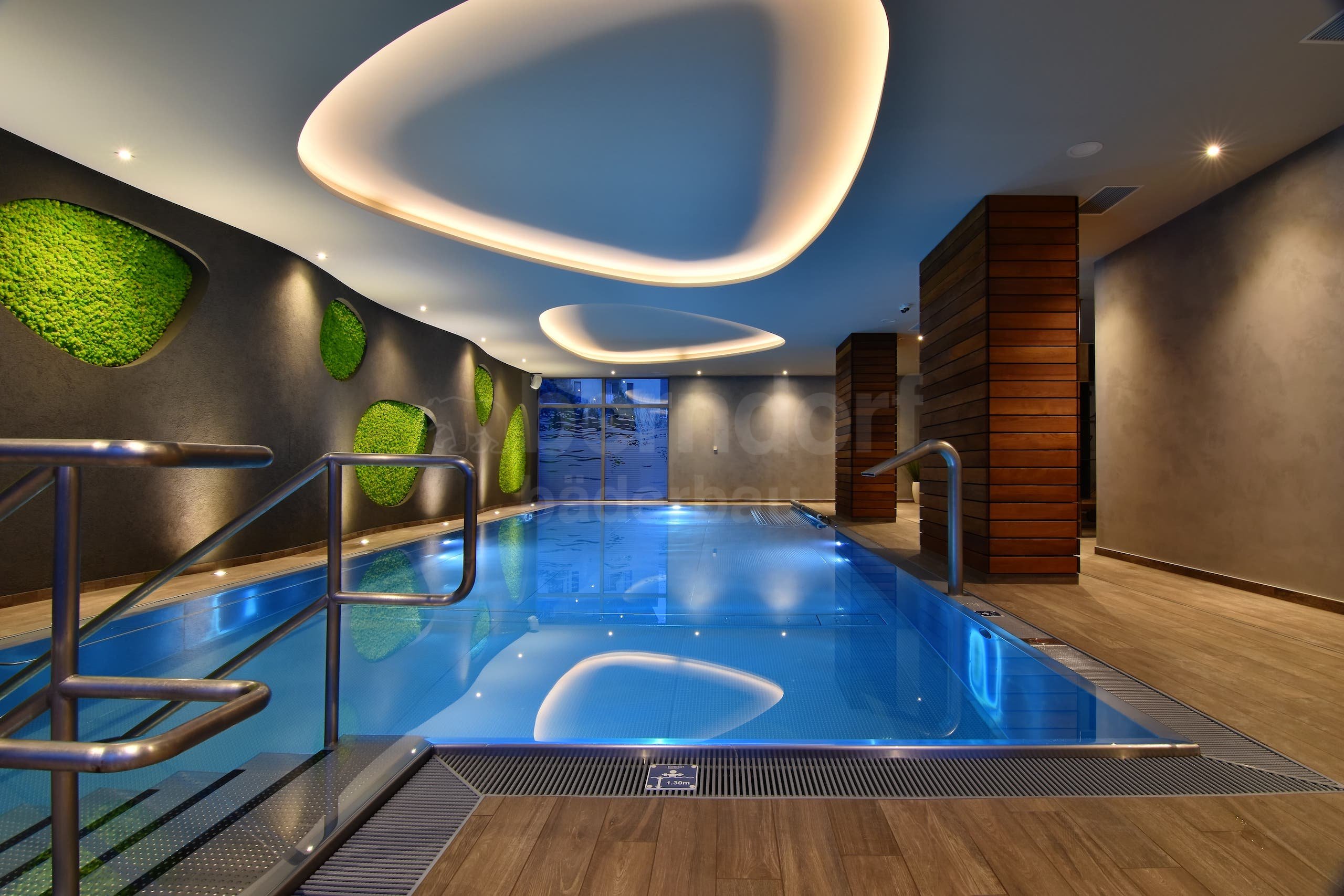 11b_Hotelový relaxační bazén vnitzřní s chrličem.jpg