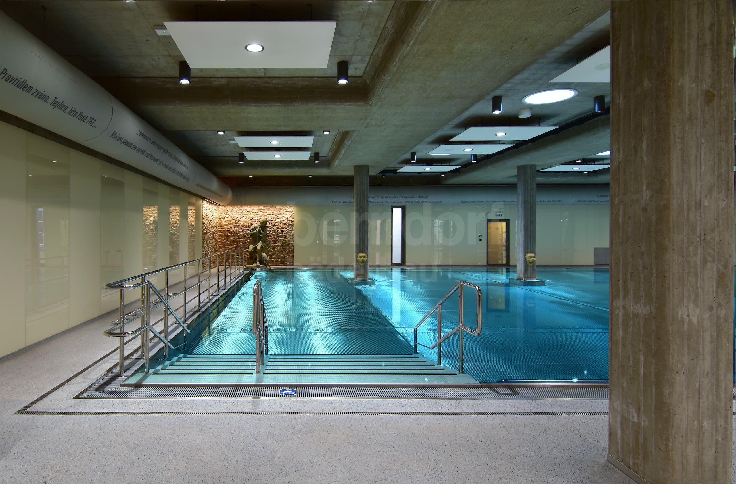 9a_Therapeutický bazén vnitřnís chrličem.jpg