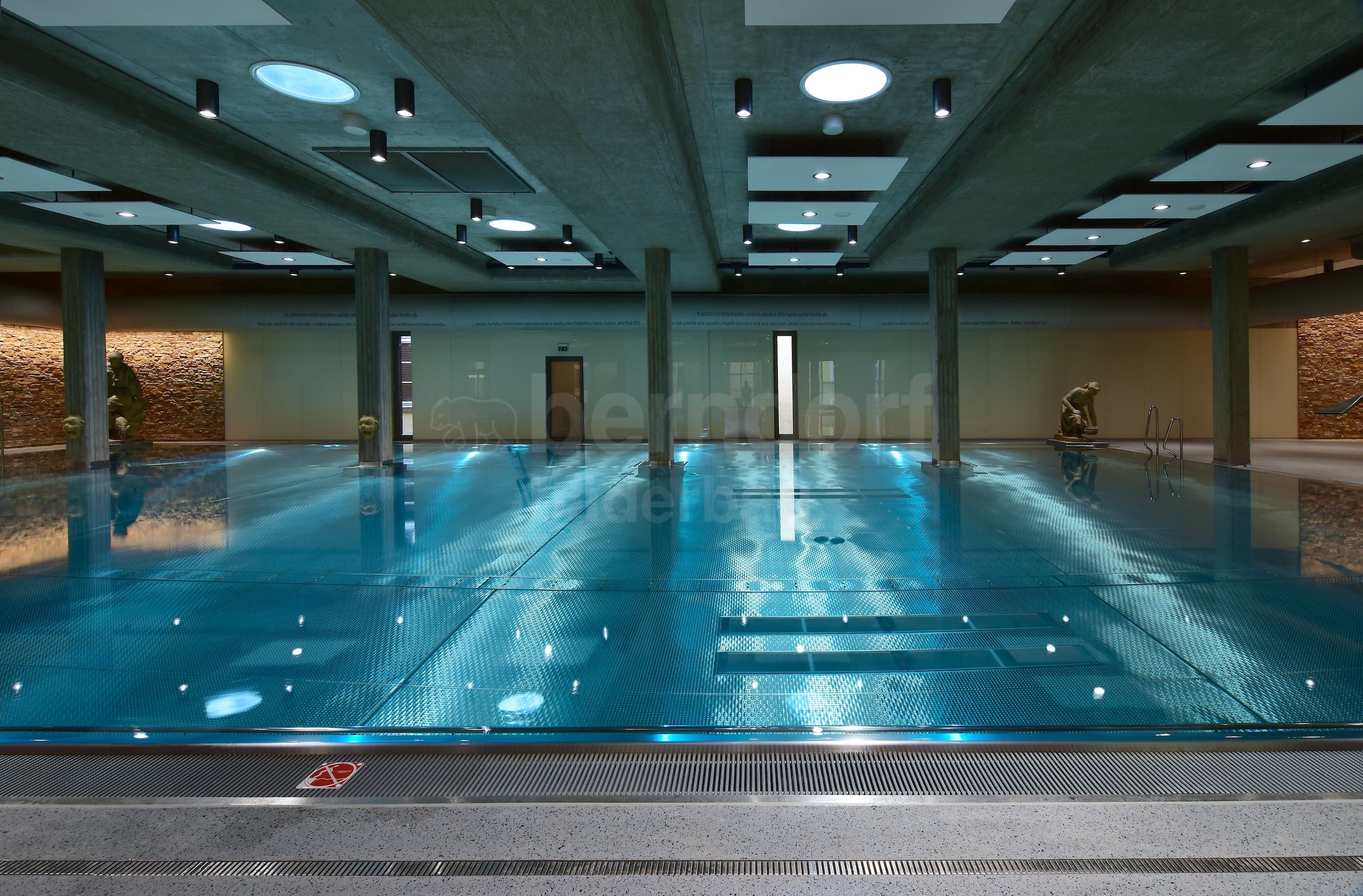 9h_Therapeutický bazén vnitřní s chrličem.jpg