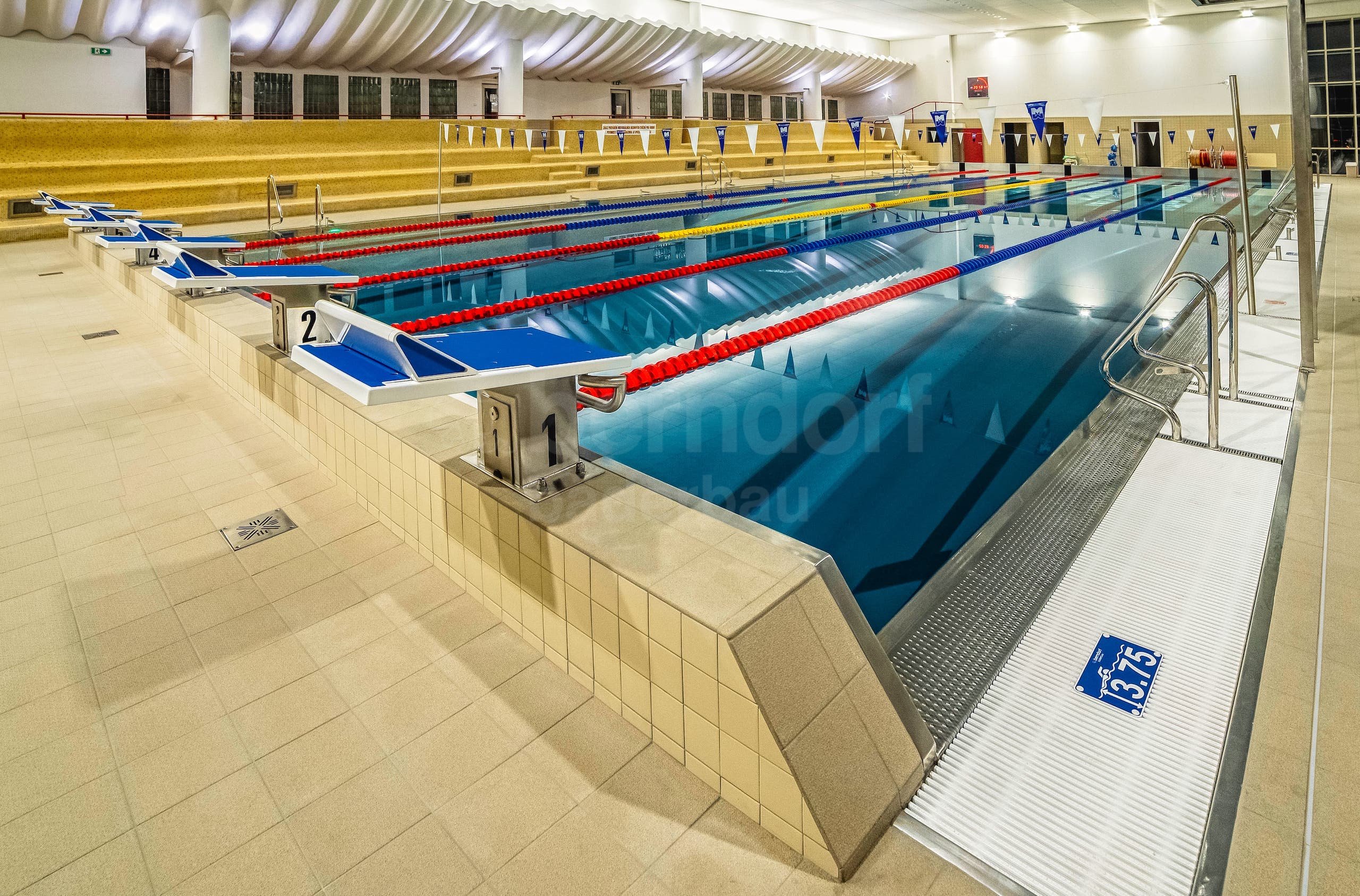 14b_Plavecký nerezový bazén vnitřní Lázně Zlín.jpg