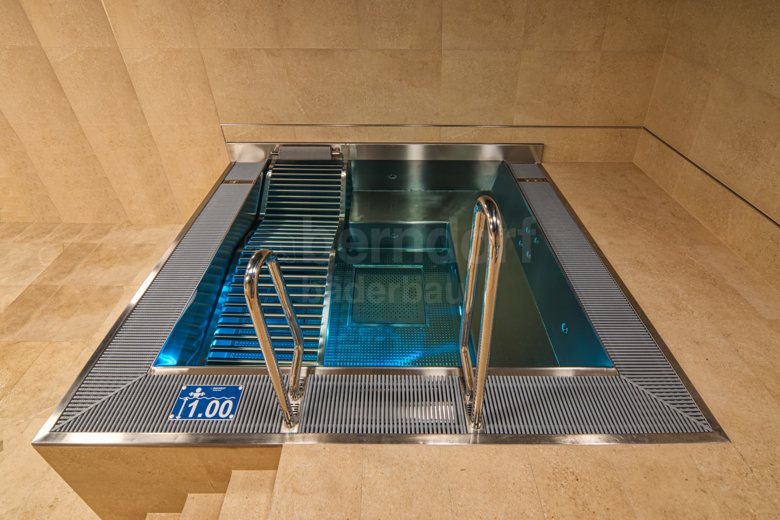 9d_Vířivý nerezový bazén Wellness Liberec aréna.jpg