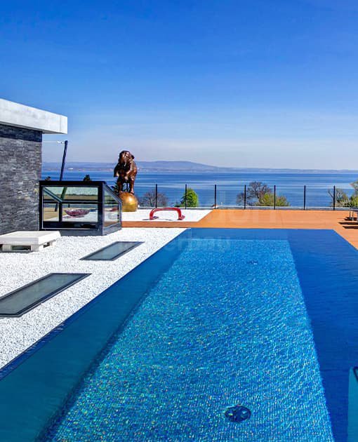 Privat pool with infinity overflow Uttwil