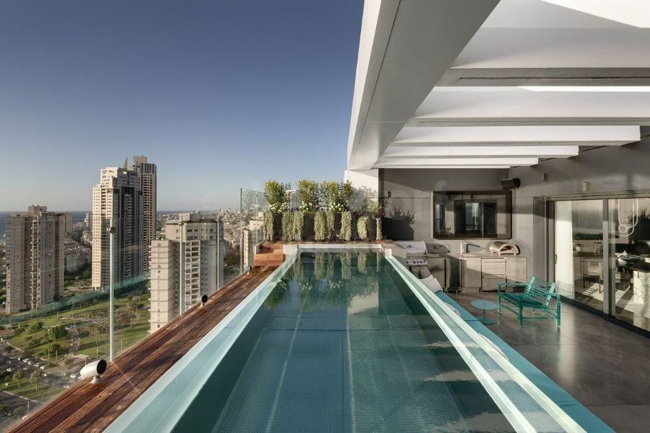 Privat roof pool with infinity glass overflowes Tel Aviv