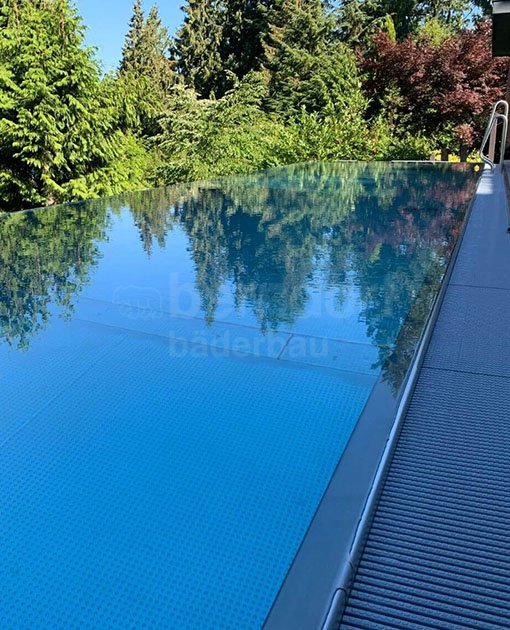 Privat stainless steel pool with overflow gutter Lions Bay Privat stainless steel pool with overflow gutter Lions Bay