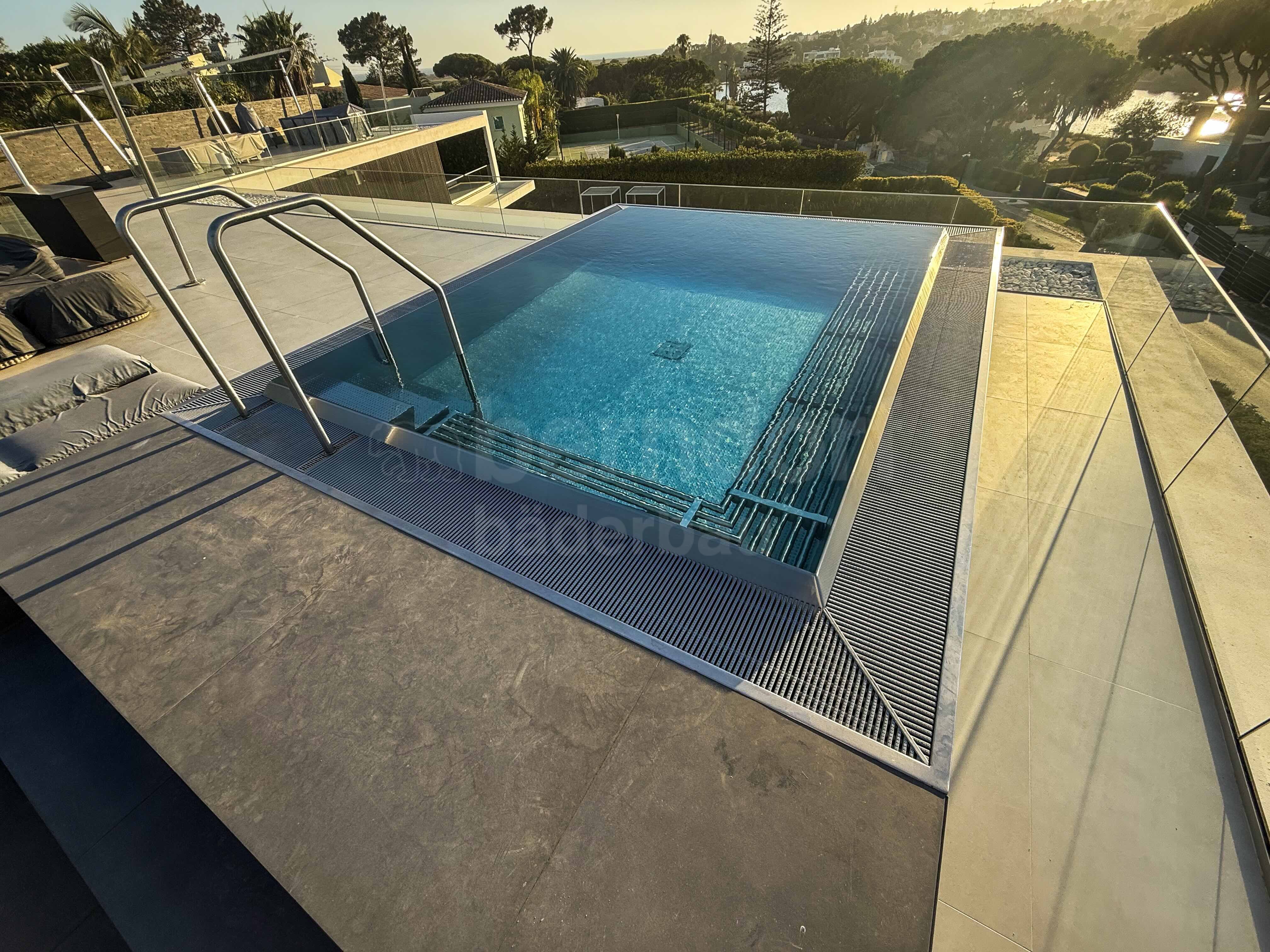 Private rooftop pool with overflow and accumulation channel Portugal 24