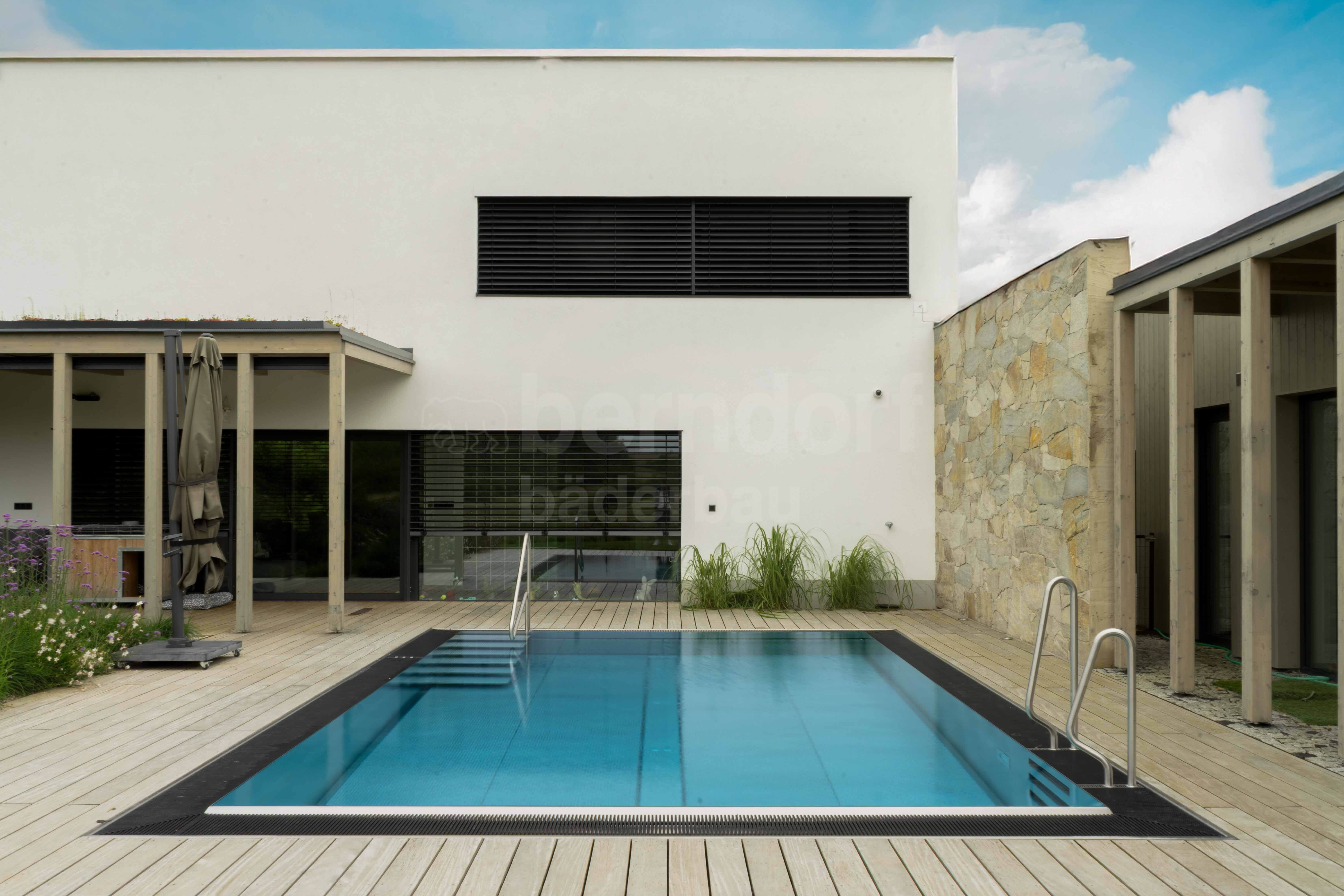 Private pool with an overflow channel 25