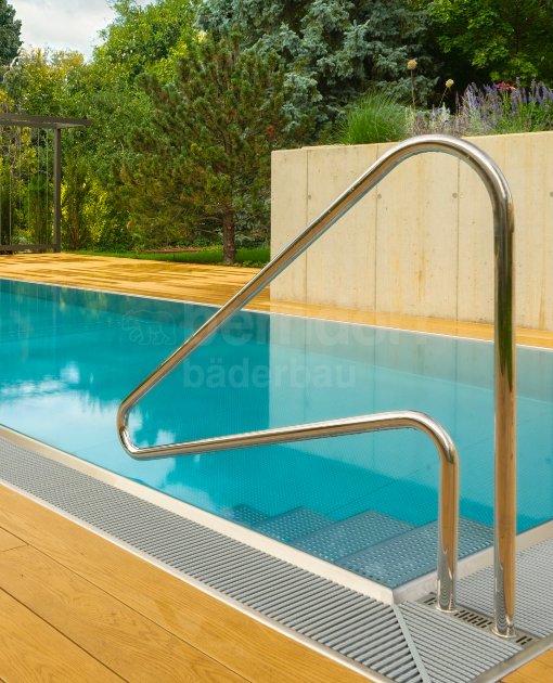 Privátní bazén přelivný 24