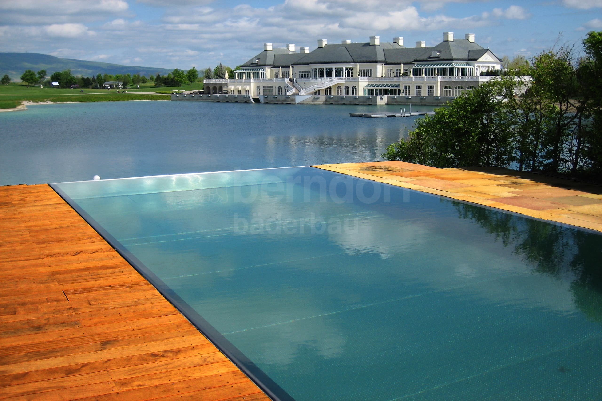 P2_Privátní bazén s přelivem a infinity sniženým žlábkem_Oberwaltersdorf_2007.JPG