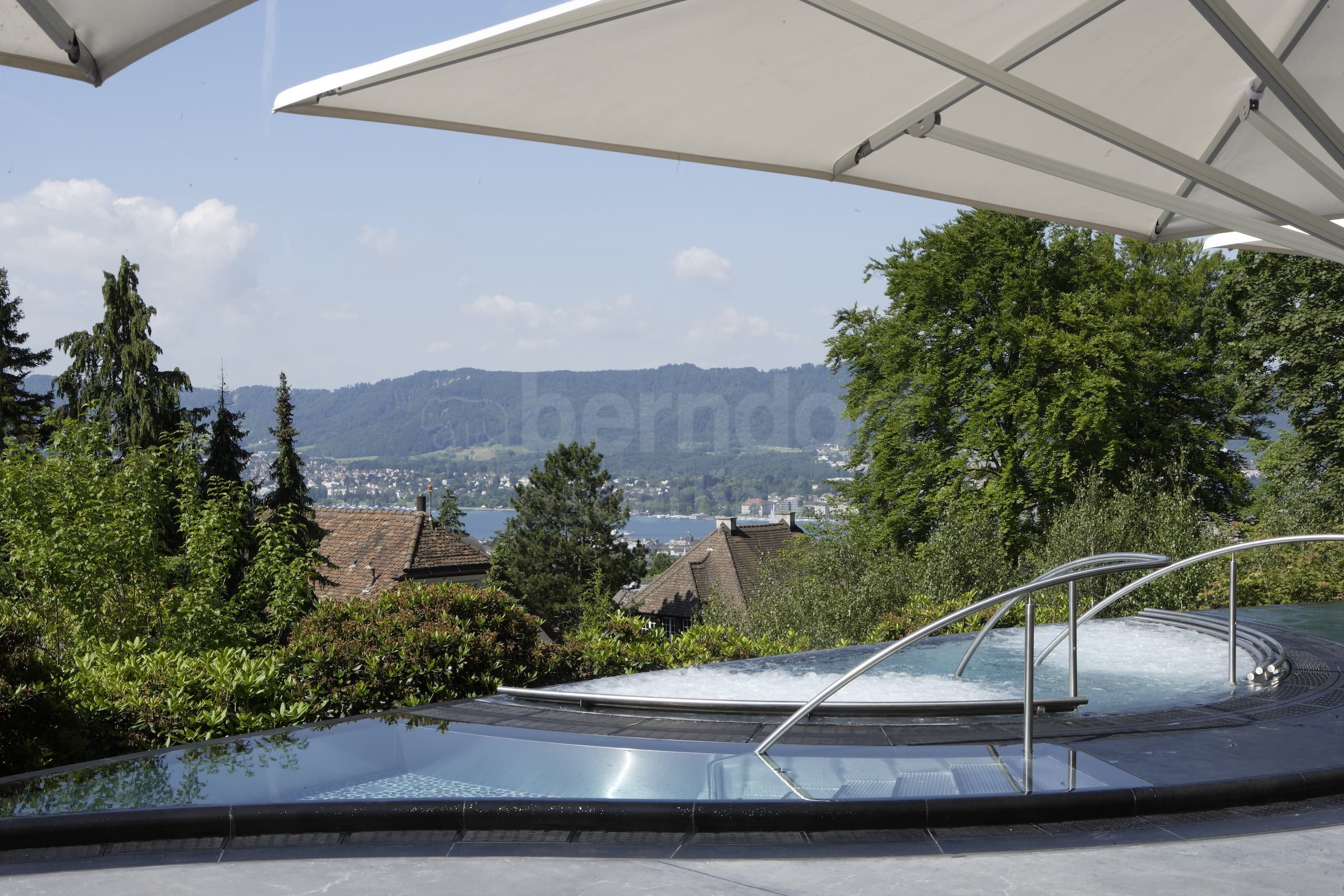 1c_Hotelový relaxační vířivý bazén_Zürich_Hotel_Dolder_The_Grand_20100422_Betr_tdg_spa_terrace_2.jpg