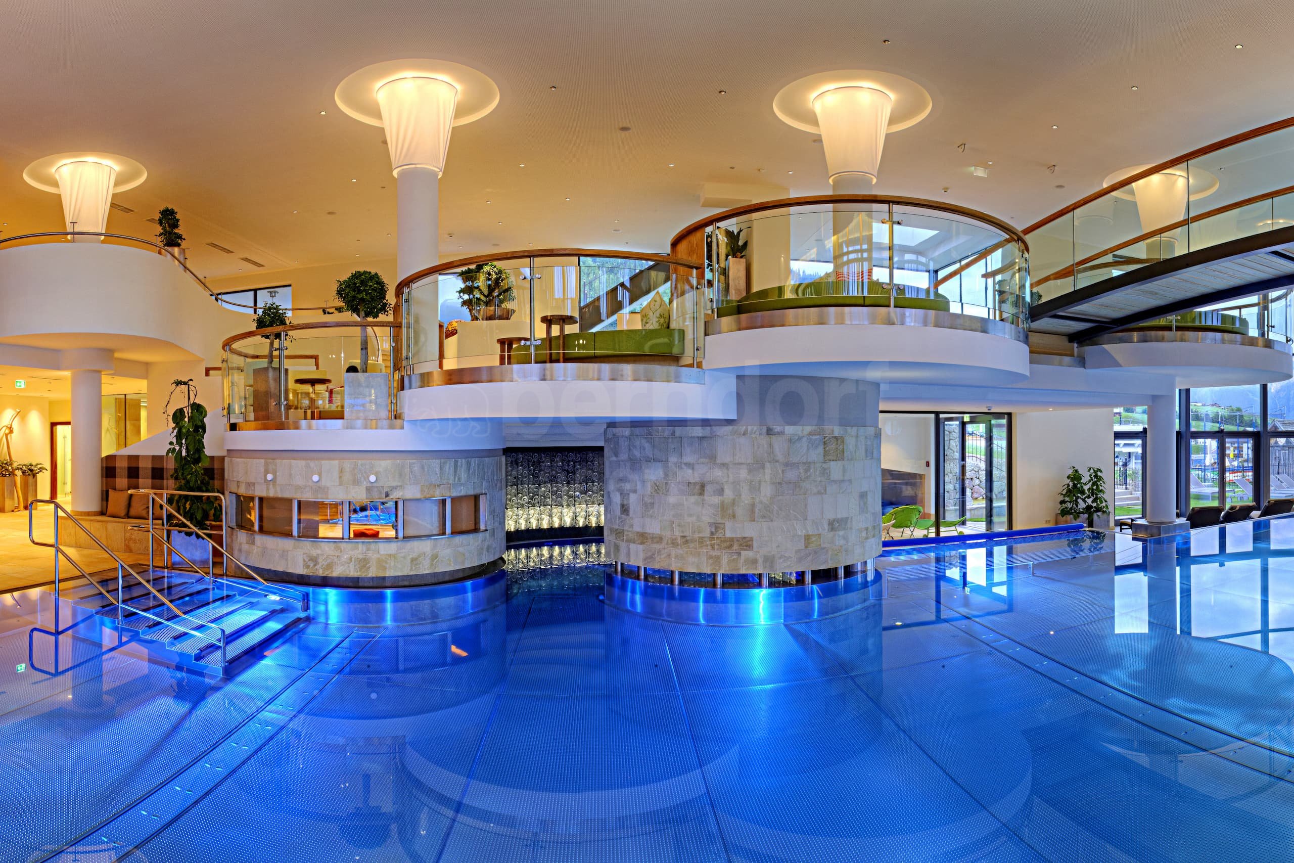 3a_Hotelový bazén_Hotel_Schlosshotel_Fiss.jpg