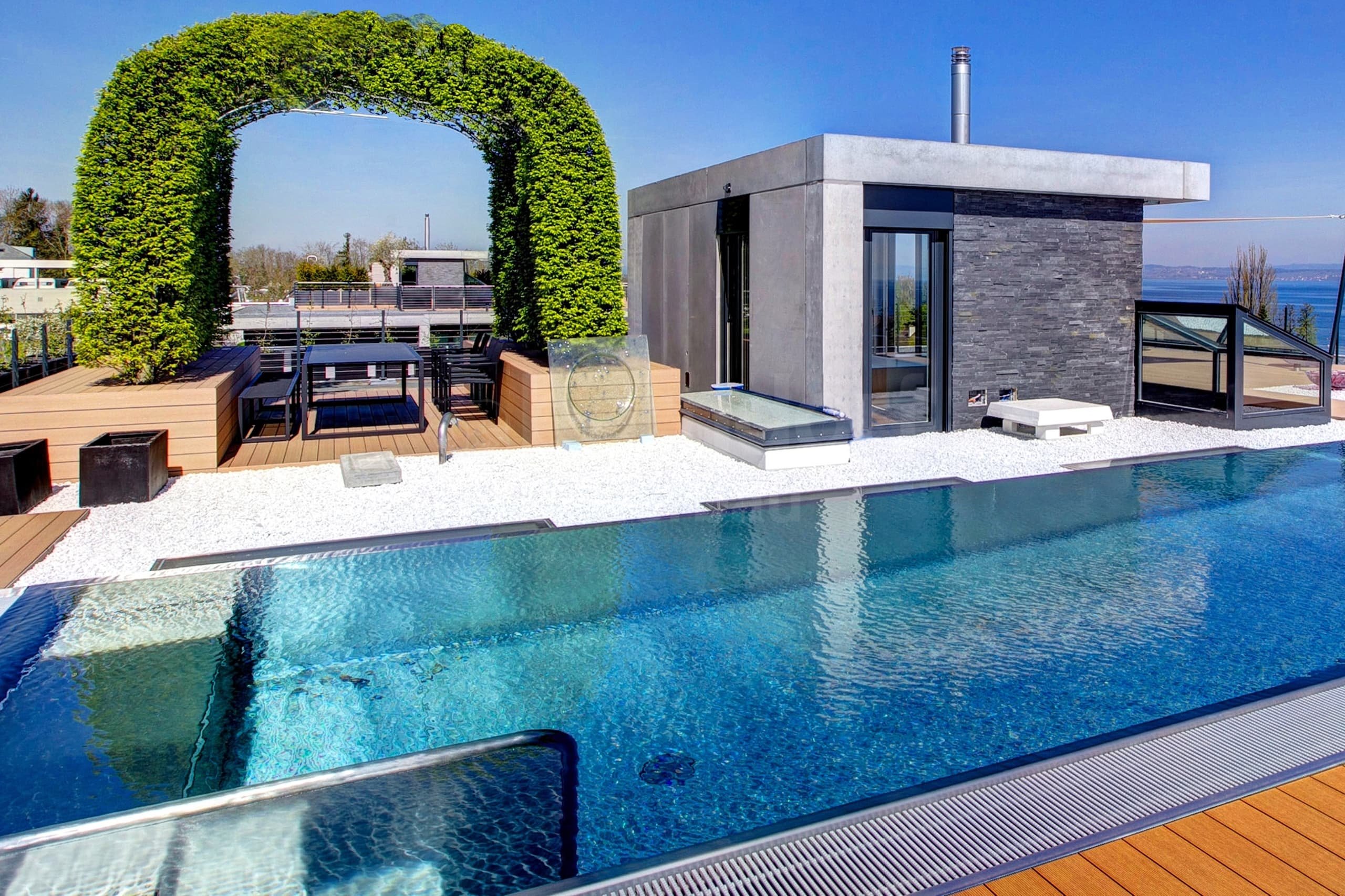 P1b_Privátní bazén s přelivem a infinity sníženým žlábkem.jpg