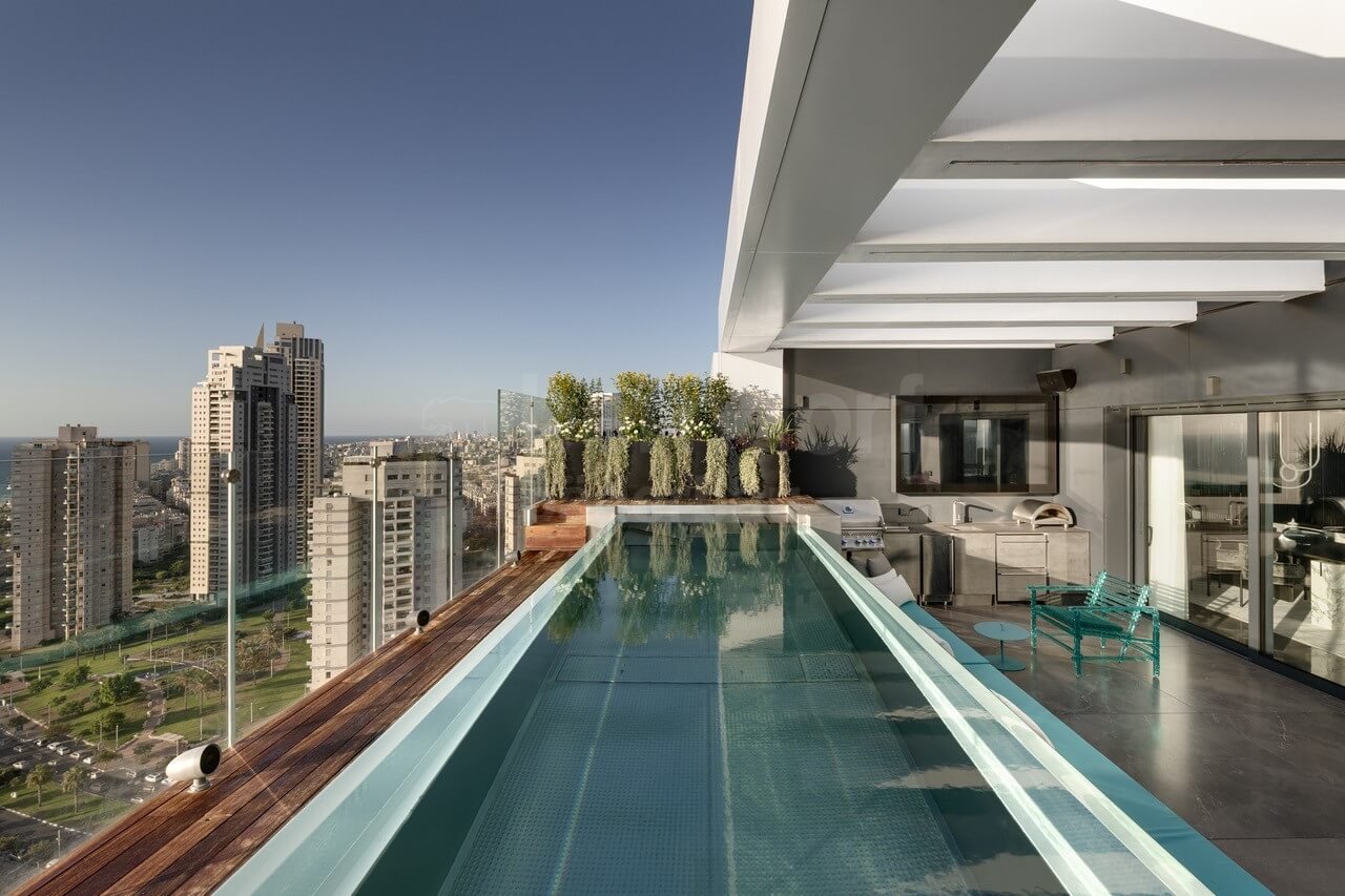 Private rooftop pool with infinity glass overflows in Tel Aviv