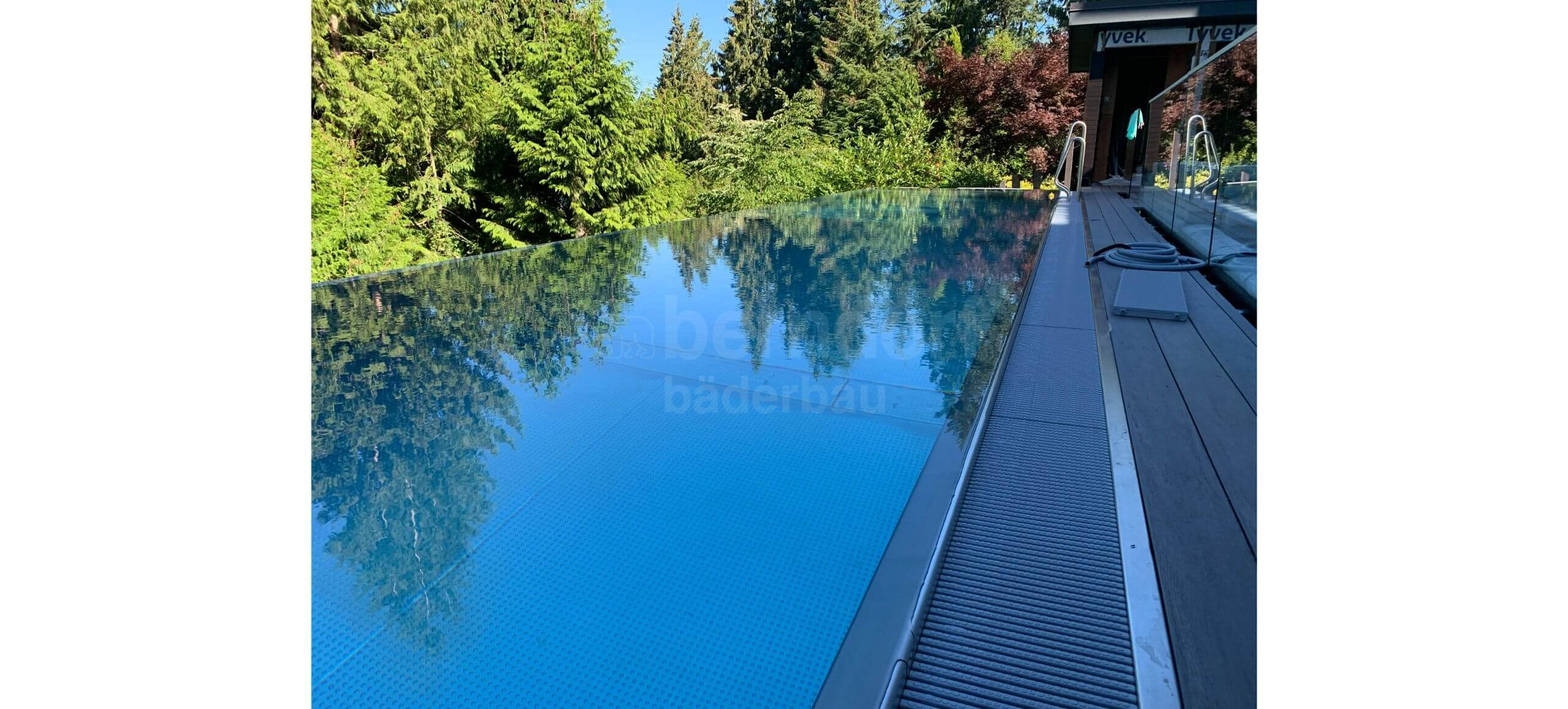 2_Privátní bazén Lions Bay_BC.jpg