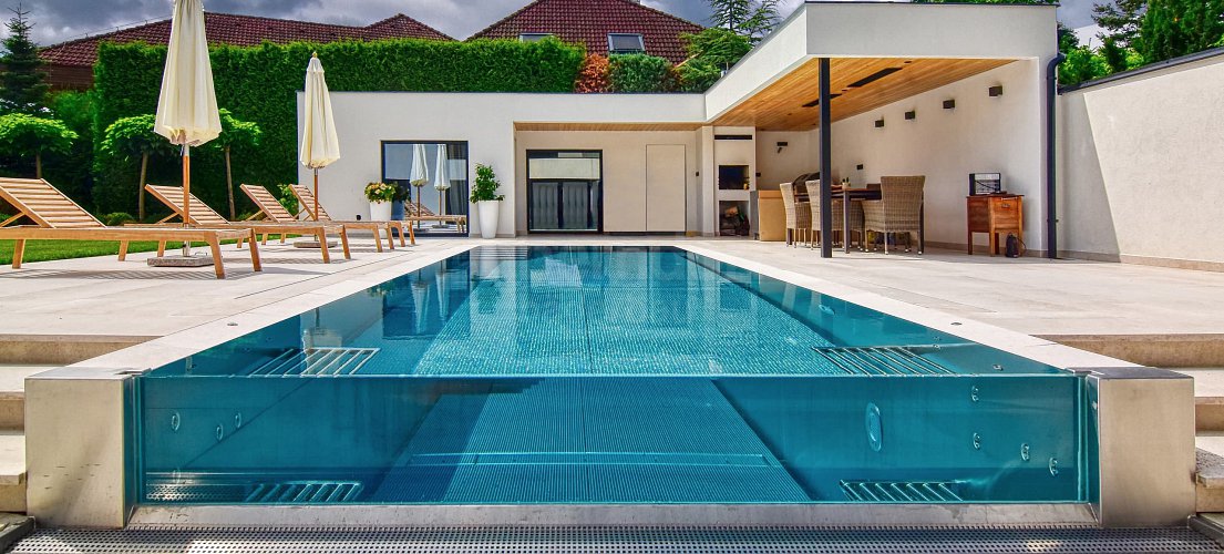 Outdoor privat pool with infinity overflow 9