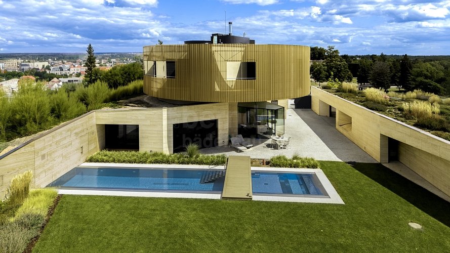 Privátní bazén přelivný 22