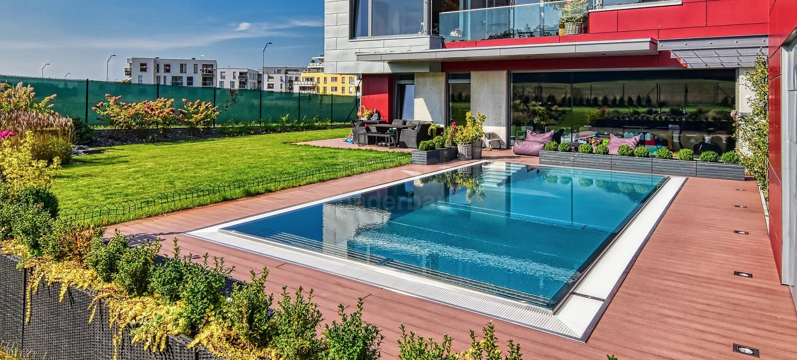 Outdoor privat pool with overflow 8