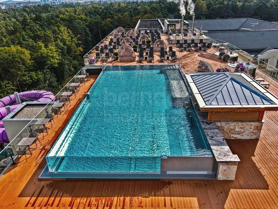 Hotelový střešní bazén s infinity proskleným přelivným žlábkem
